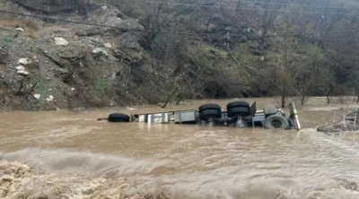 Samuxda yük maşını çaya aşdı, bir nəfər suda boğuldu