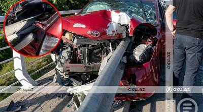 Bakıda "Prius" dəmir məhəccərə çırpıldı: Ölən var - VİDEO