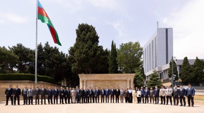 &ldquo;AzerGold&rdquo; QSC-nin fəaliyyətə başlamasının 10 illiyi münasibətilə Fəxri xiyaban və Şəhidlər xiyabanı ziyarət olundu - FOTO