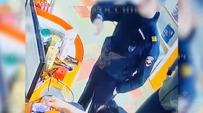 Polis forması geyinib növbəsiz yanacaq doldurdu - VİDEO