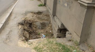 Binəqədidə səkidə böyük çuxur yaranıb: "Çox adam buraya düşür" - VİDEO