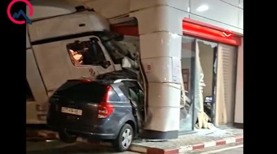 Yük maşını yanacaqdoldurma məntəqəsinə çırpıldı &ndash; Video