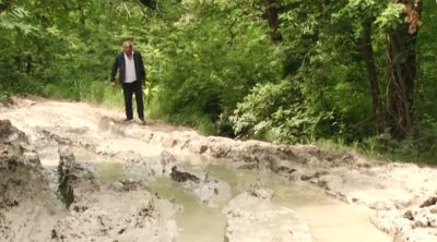 Əhalinin gününü qaraldan yol problemi: "Heç vertolyot da bura enə bilməz" - VİDEO
