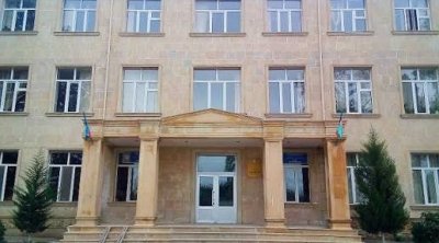 Bakıda məktəbin həyətində BIÇAQLANMA