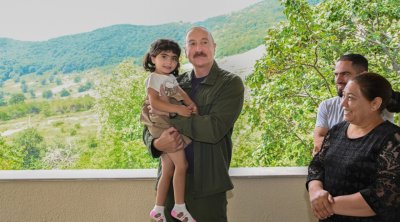 &ldquo;O biri qız hanı? Onunla ayrı çəkdirərik&rdquo; &ndash; VİDEO