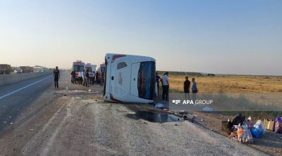 Hacıqabulda sərnişin avtobusu aşdı: 30-dan çox yaralı var - FOTO