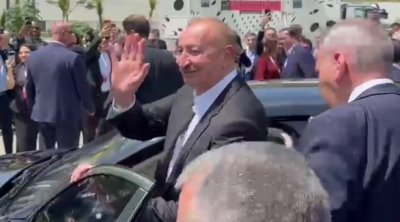 Prezident Şuşada Qlobal Media Forumu keçirilən məkandan belə ayrıldı - VİDEO