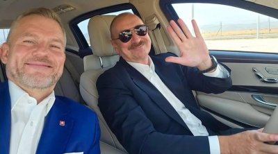 Prezidentin maşınında selfi çəkdi - Foto