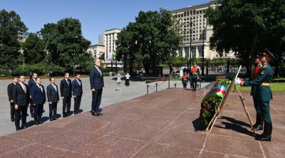 Ceyhun Bayramov Moskvada "Naməlum əsgər" məzarını ziyarət etdi - FOTO