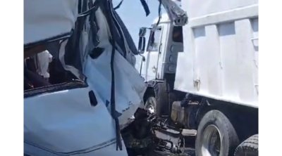 Biləsuvarda "Ford Transit" "KamAZ"la toqquşdu - Sürücü xəsarət aldı - VİDEO