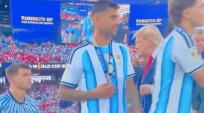 Argentina millisinin futbolçusu Trampın əlini sıxmadı – VİDEO