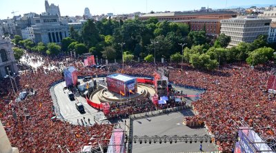 İspaniya millisi Mardirddə krallara layiq qarşılandı: 1 milyon azarkeş küçərlərə çıxdı - CANLI