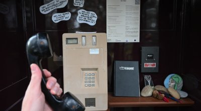 Qəbiristanlıqda ölənlərlə "danışmaq" üçün telefon köşkü quraşdırıldı – FOTO