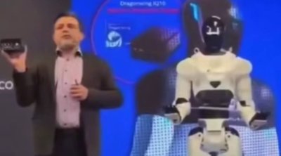Robot təqdimat zamanı qəfil yıxıldı – ANBAAN VİDEO