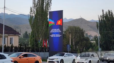 Prezidentin səfəri etdiyi şəhərdə Azərbaycan bayraqları və bannerlər quraşdırılıb