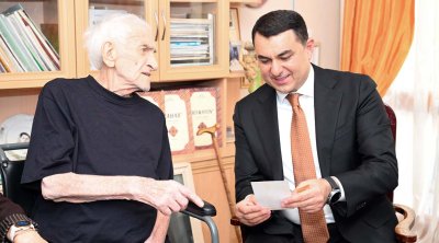Nazir 96 yaşlı Xalq artistini evində ziyarət etdi– FOTO