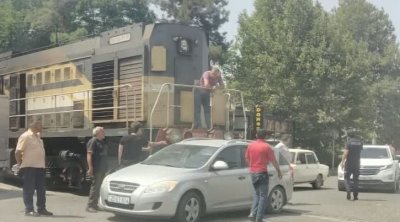 Gəncədə qatar avtomobillə toqquşdu – FOTO/VİDEO