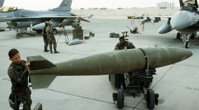 ABŞ İrana 900 kq-lıq bomba atdı &ndash; Bir ailə məhv oldu