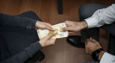 &ldquo;Övladlarınızı Tibb Universitetinə qəbul etdirəcəyəm&rdquo; deyərək 26 minlik dələduzluq etdi