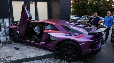 Milyarderin oğlu bənövşəyi &ldquo;Lamborghini&rdquo; ilə qəza törətdi- Fotolar