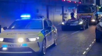 Britaniyada polis müsadirə edilmiş Ferrari ilə gəzib - VİDEO