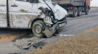 Ucarda yük maşını aşdı - Avtomobildə olan pomidor və xiyar yola dağıldı - FOTO