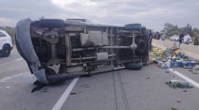 Ucarda yük maşını aşdı: Avtomobildə olan pomidor və xiyar yola dağıldı - FOTO-VİDEO