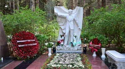 Xalq artisti Müslüm Maqomayevin doğum günündə məzarı ziyarət edildi – FOTO/VİDEO