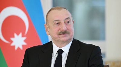 İlham Əliyev Daşkənddə Müstəqillik abidəsini ziyarət edib
