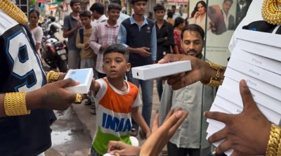 Həmin faciədən sonra küçədə pulsuz “iPhone” payladı – Video