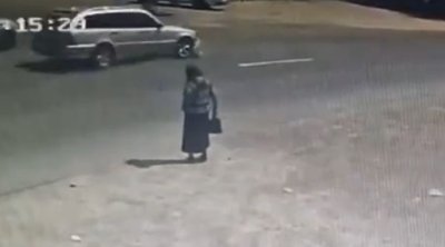 Anasının gözləri qarşısında maşın vurub öldürdü – Video