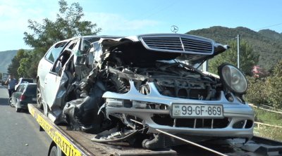 Balakəndə "Mercedes" radar dirəyinə çırpıldı - VİDEO