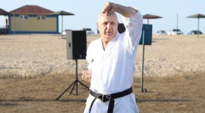 Deputat dəniz kənarında karate ilə məşğul oldu - FOTO