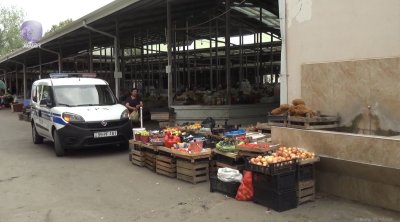 44 yaşlı kişi pula görə bazarın ortasında anasını bıçaqladı - VİDEO