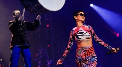 Xalq artisti Bakıda Rihanna ilə eyni səhnədə - Fotolar