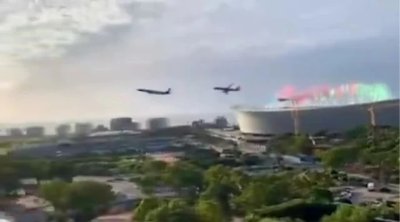 2 sərnişin təyyarəsi stadionun üzərində təhlükəli manevr etdi - VİDEO