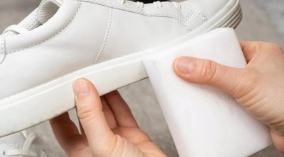 Ağ idman ayaqqabılarını çirk və saralmadan necə təmizləmək olar?