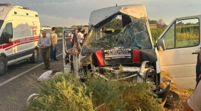 Türkiyədə mikroavtobus su kanalına aşdı - 15 yaralı var