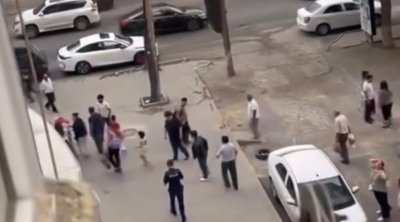 Binanın eyvanından şüşə qopdu, qadının başına düşdü&ndash; VİDEO