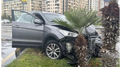 Sumqayıtda avtomobil işıq dirəyini aşırdı - FOTO