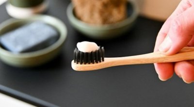Cərrah dişlərinizi bir ayaq üstə dayanaraq fırçalamağı məsləhət görür - Nə faydası var?