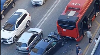 Yasamalda maşın sərnişin avtobusuna çırpıldı - VİDEO