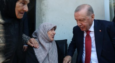 Ərdoğan anadan olduğu Rizəyə getdi - Qonşuları ilə görüşdü - FOTO