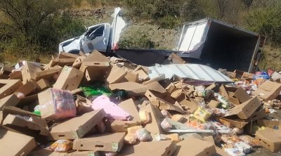 Yük maşını aşdı, toyuqlar yola dağıldı &ndash; Video