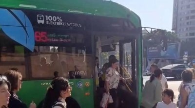 Bakıda elektrikli avtobus yolda qaldı: Sərnişinlər düşürüldülər - VİDEO