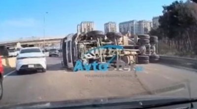 Bakı-Sumqayıt yolunda betonqarışdıran maşın aşdı &ndash; VİDEO