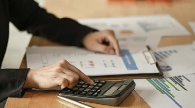 Bank kredit borcuna görə borclunun qohumlarına zəng edə bilər? - AÇIQLAMA