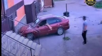 Pişik avtomobili qaçıraraq divara çırpdı &ndash; ANBAAN VİDEO