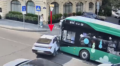 Avtobus zolağına daxil olan sürücülərin səbəb olduğu QƏZALAR &ndash; ANBAAN VİDEO