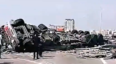 Bakı-Sumqayıt yolunda TIR avtomobilin üzərinə aşdı - VİDEO